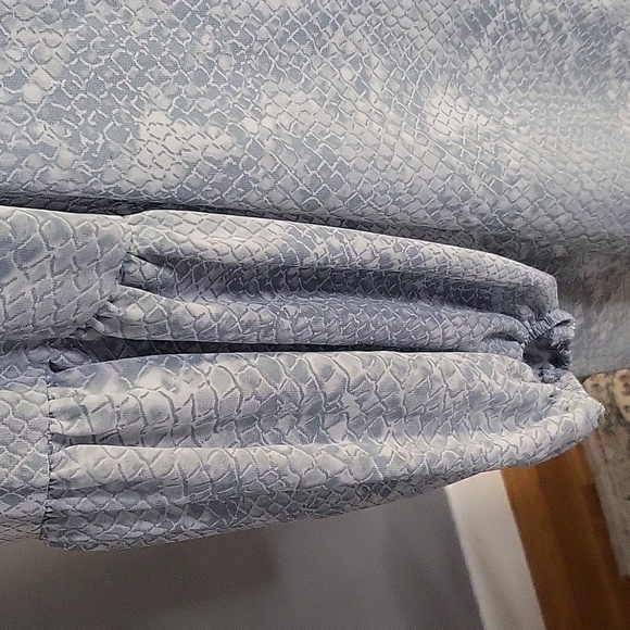 Cal Style Light Blue Snake Print Flounce Sleeve Lined Blouse - Size S - Picture 7 of 9